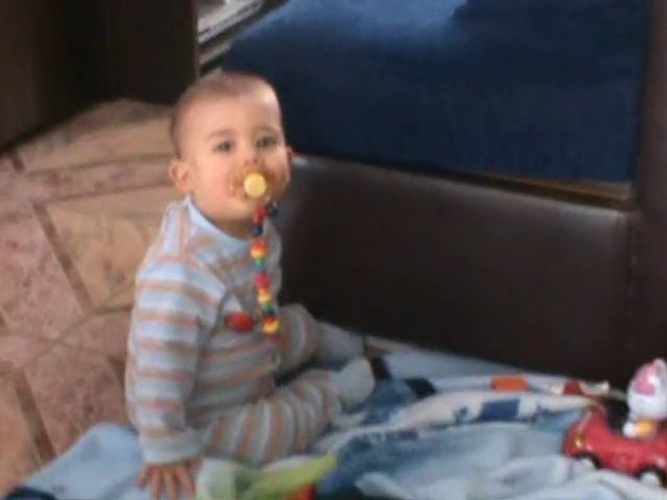 maxence se met assis pour la 1ere fois