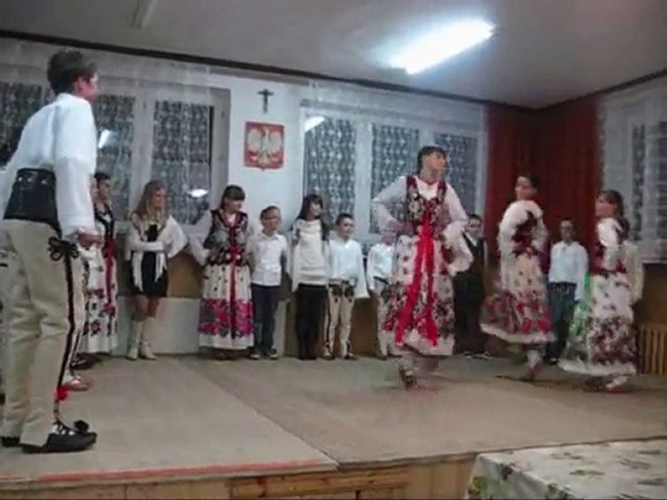 Mikołajkowy występ zespołu dziecięcego w Podczerwonem