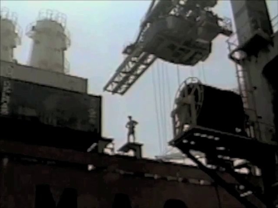 DANS LE PORT AUTONOME par Djam Deblues