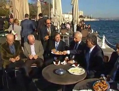 Cuma namazını Bezm-i Alem Valide Sultan Camisi'nde kıldı