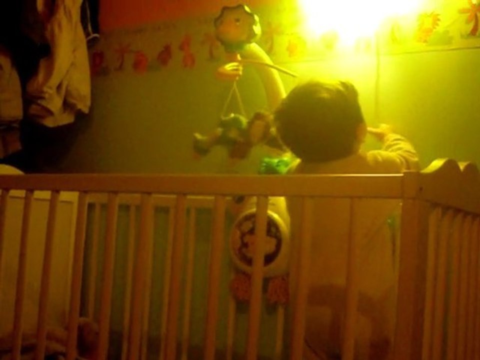 Robin entre et sort de son lit 17mois +3j