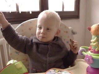 Baptiste essaie d'imiter Maman.