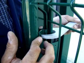 Fixer un clips avec une clé Aquilon