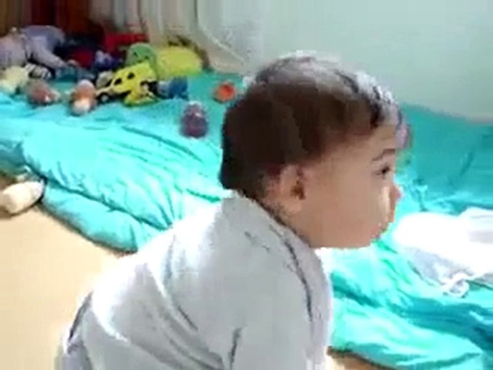 Küçük kardeşimiz Kuran-ı Kerim dinliyor | www.islamseli.net