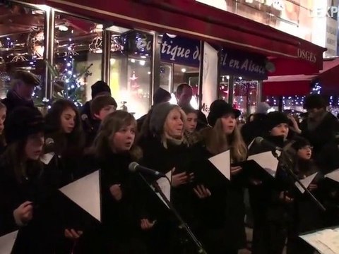 St Nicolas distribue du pain d'épice aux enfants sages