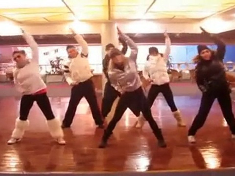 FLASH MOB France Montagnes : Les Bronzés font leur show !