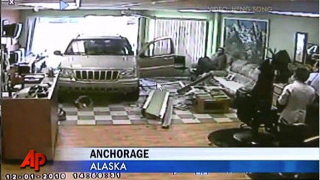 Il échappe de peu à la mort. mais ca ne l'inquiète pas.