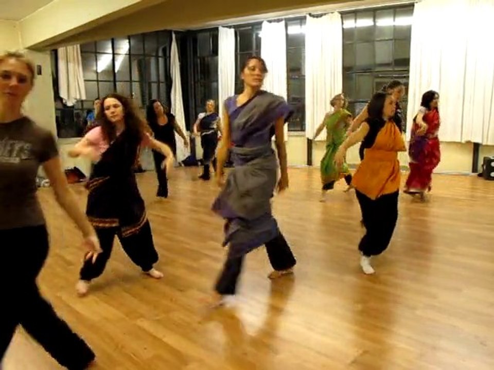cours danse indienne INS School Clermont Ferrand