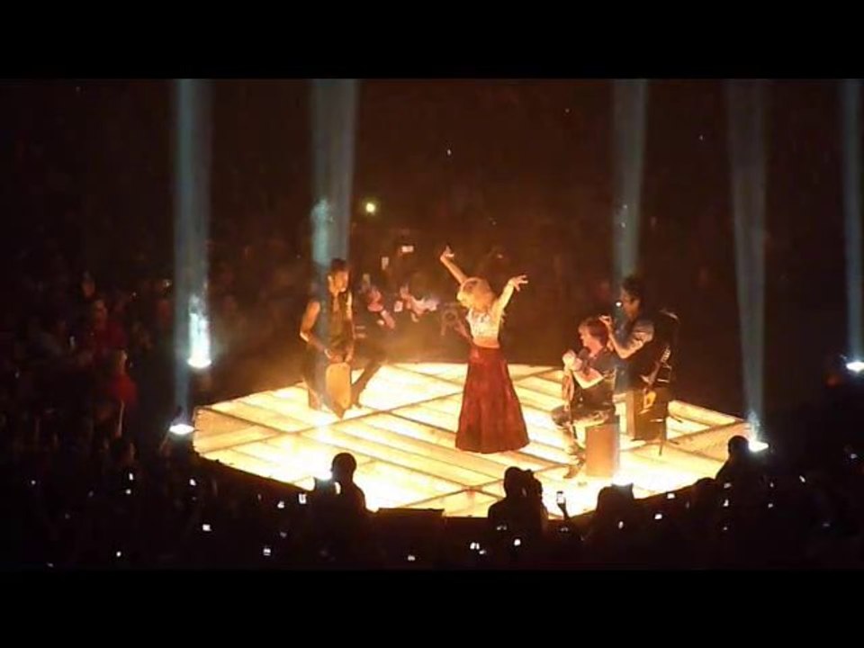 Shakira, intro "Gispy" live @ Bercy, vidéo Coraline A