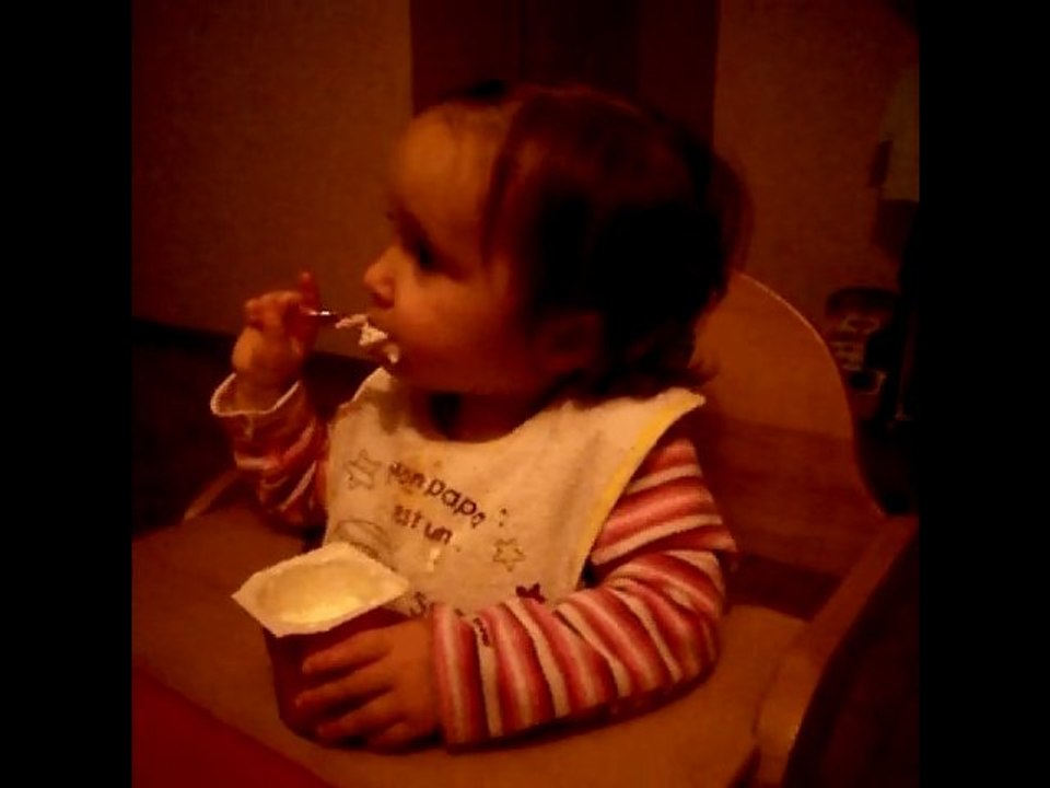Agathe mange seule2