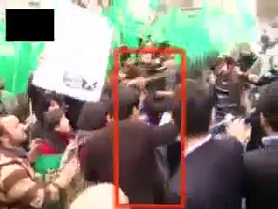 Hamile Kadın Elinde Sopayla Neyi Protesto Ediyor ?