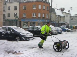 Méru : salage des trottoirs enneigés