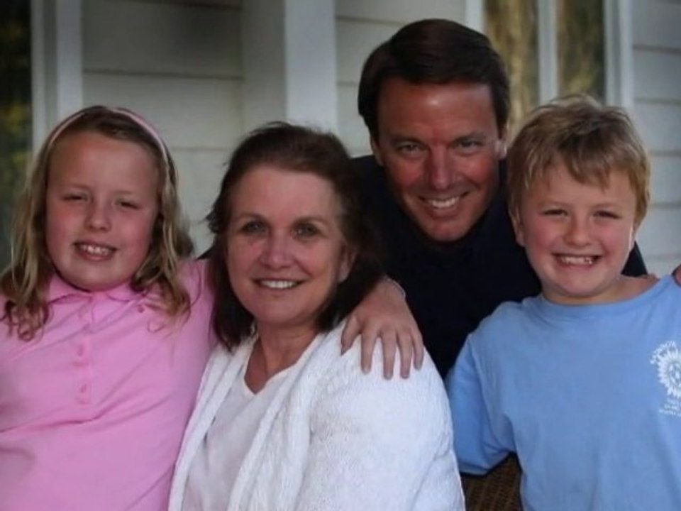 Elizabeth Edwards loses battle to breast cancer