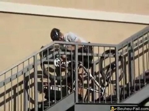 Flic se Ramasse dans les Escaliers