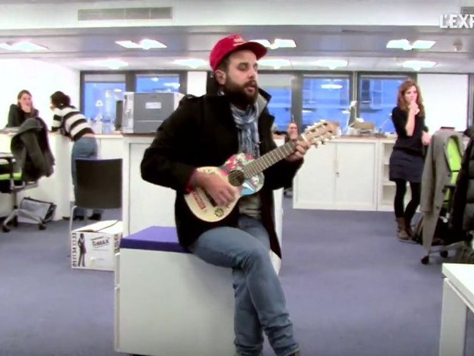 Jil Is Lucky vagabonde dans l'open space de LEXPRESS.fr