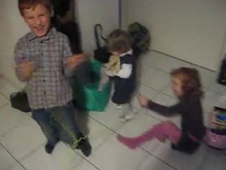 Adèle, Romain et Lucie en chantant