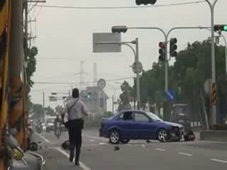 Accidente de moto por pasarse semforo en rojo un coche