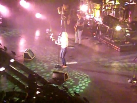 Shakira à Bercy le 06/12/10 - Underneath your clothes