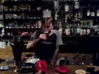 Un patron de bar au travail