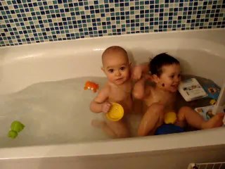 Le premier bain d'Alex sans siège