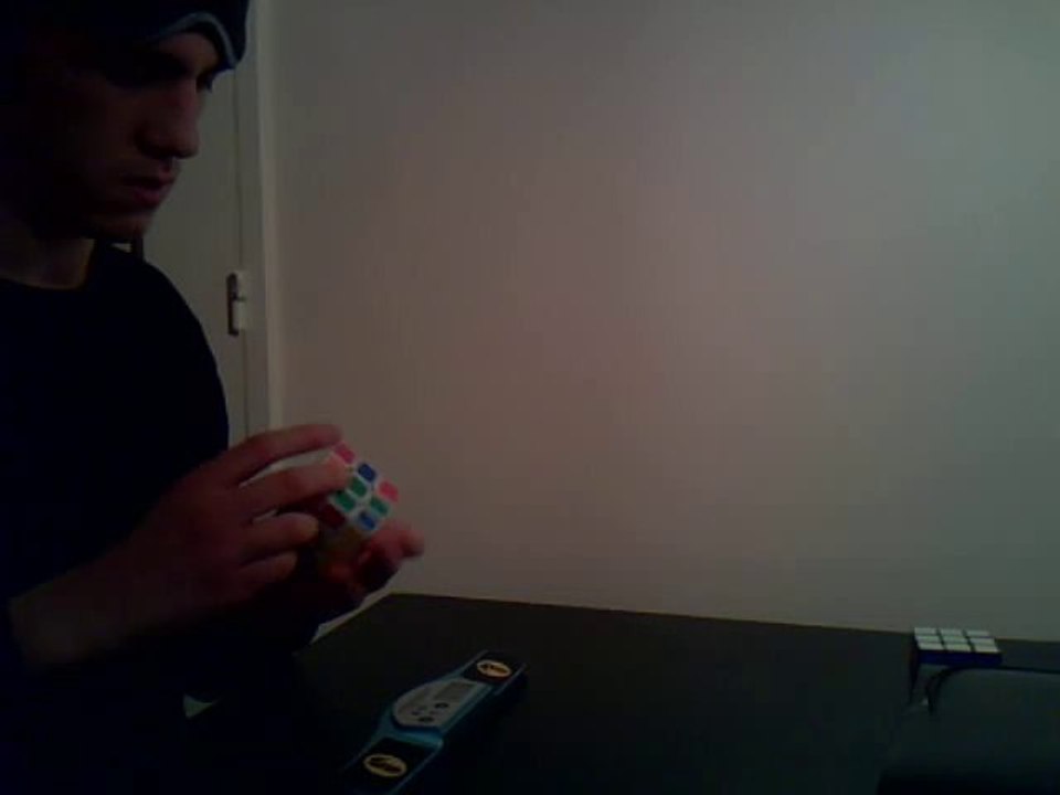 Rubik's cube les yeux bandés en moins d'une minute.