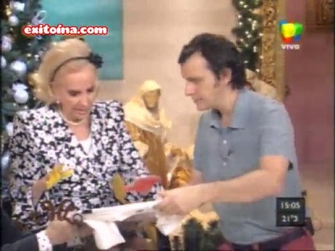 Exitoina.com - Mirtha pone las manos en la remera