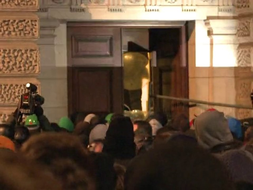 Riots as British MPs vote to hike university fees