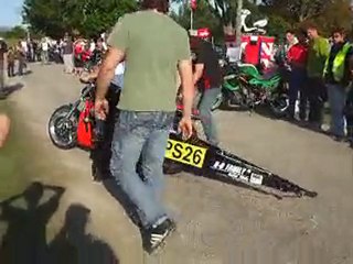 Le biker chute de moto