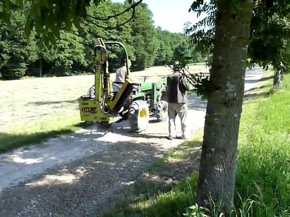 mise en place gravier sur chemin d'accès étang