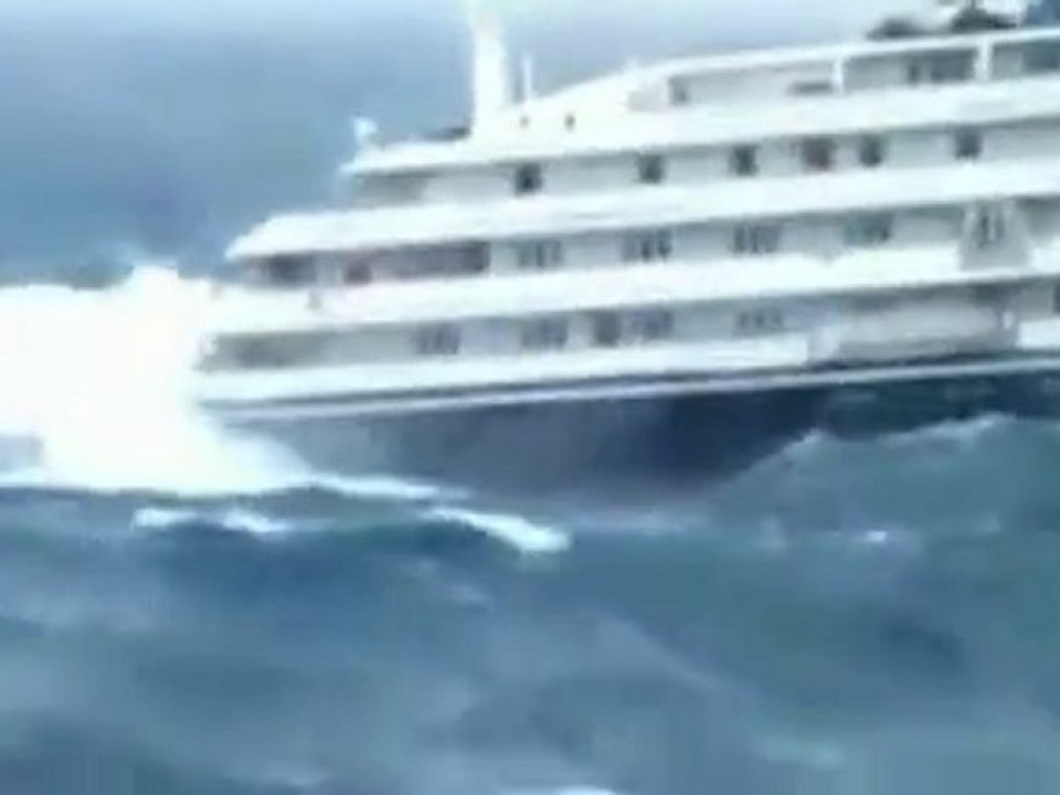 Antartide: nave in balia delle onde