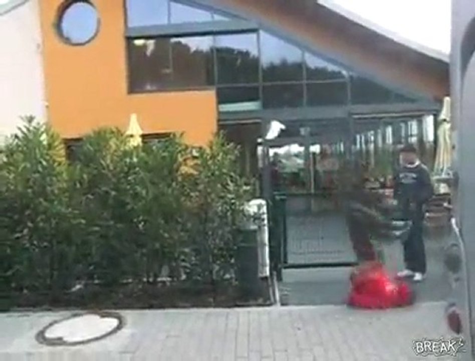 Salta il cancello e atterra di guancia