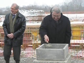 Le Cateau : les élus posent la 1ère pierre de la piscine