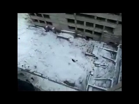 Russos fazem bungee jumping em prédio velho