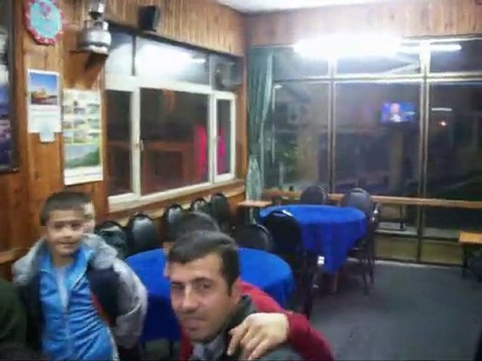 Oynayan Dört Kişi izleyen ...