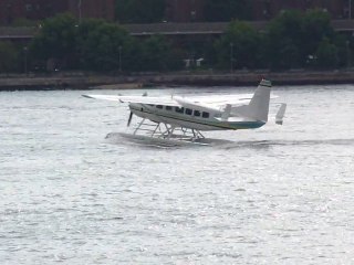 Cessna Caravan Amphibian sea-landing  in East River