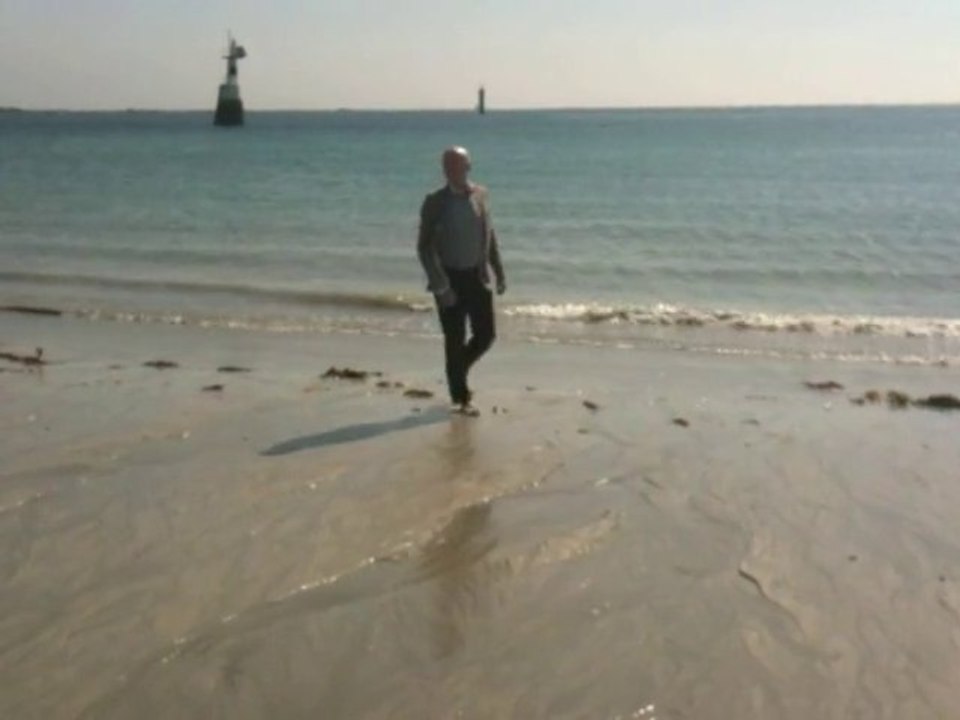 L'autre gentleman, retour à la plage