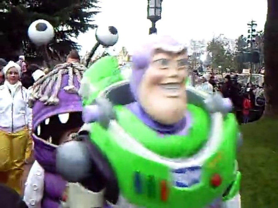 11/12/2010 :Défilé de personnages à Disneyland Paris