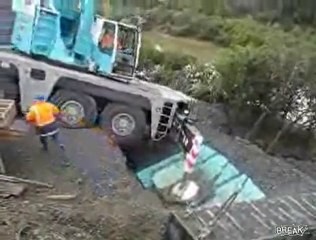 Il pilone pesa troppo e la gru si cappotta