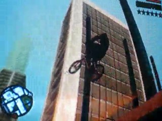 Saut de 50 mètres avec un BMX