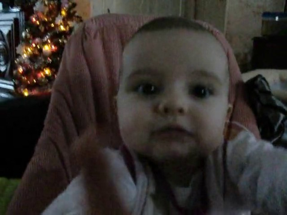 Lana 9mois dit papa,tata,maman