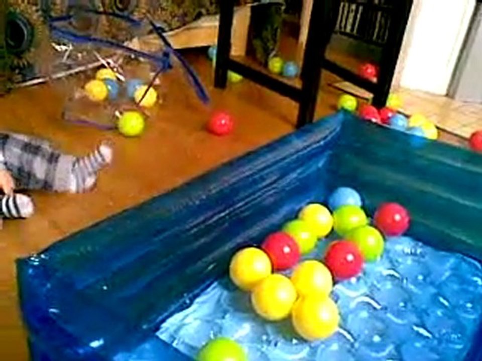 Gabi et la piscine à balles de Sylvestre