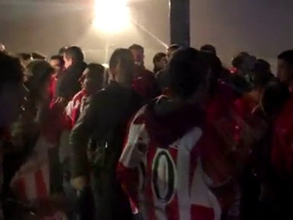 Οι οπαδοί του Ολυμπιακού έξω από το γήπεδο