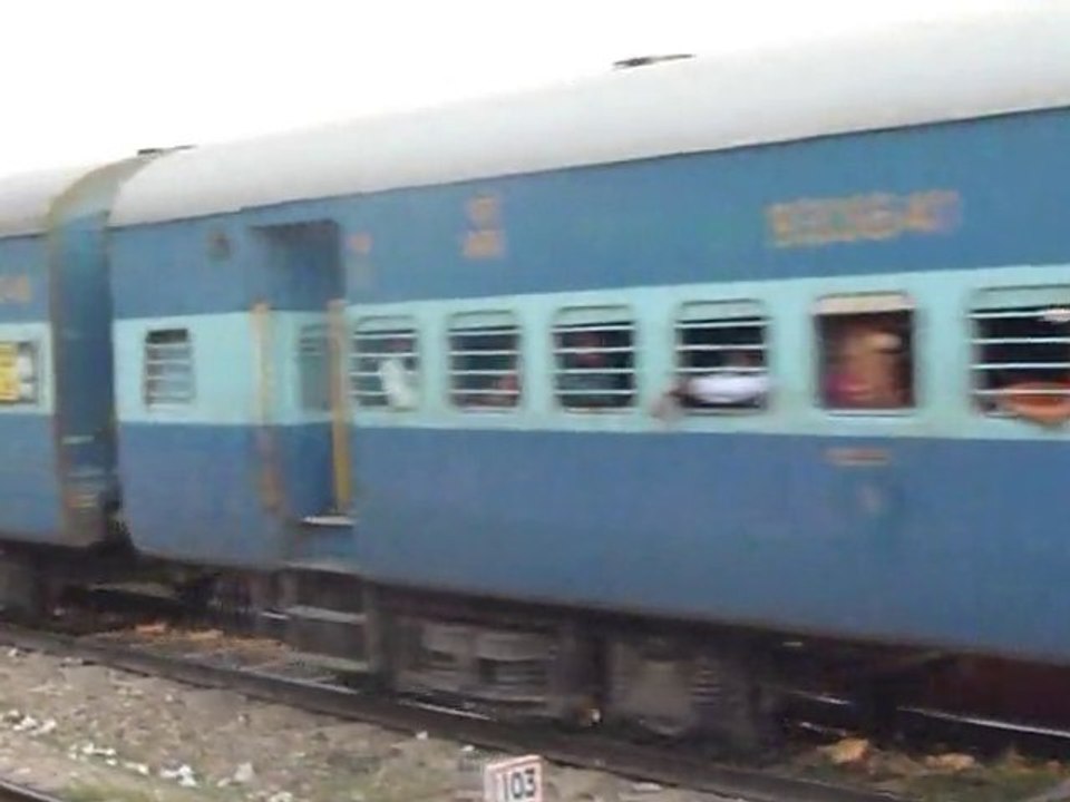 Inde 2010 - Jammu > Chandigarh - Un train qui passe