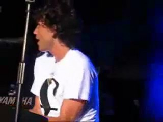 Mika cantando La Macarena