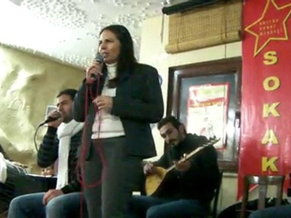 yüce dağ başında yanar bir ışık