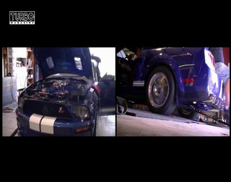 Une Ford Mustang Shelby GT500 qui pête des flammes