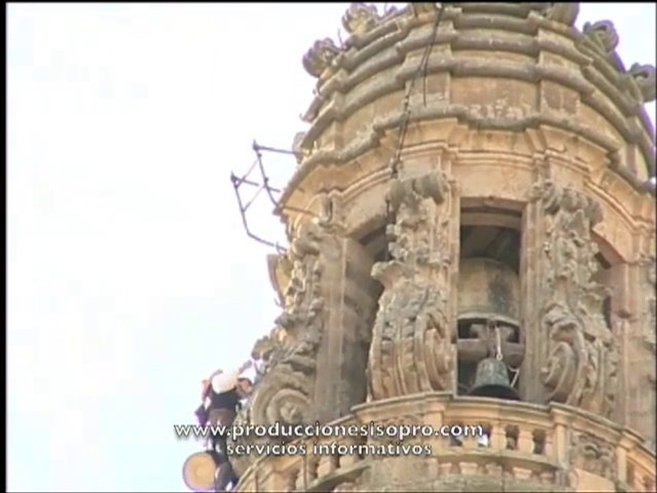 El mariquelo sube a la torre de la catedral