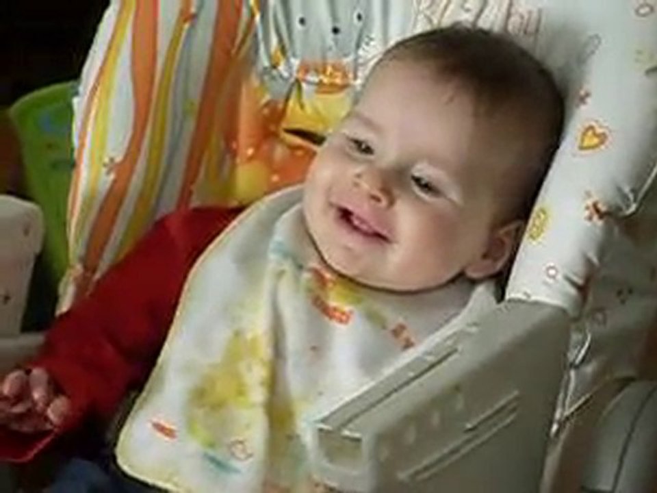 Tom dans sa chaise haute