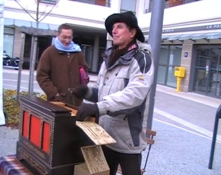 Genas ( 69740) Manège sur la place