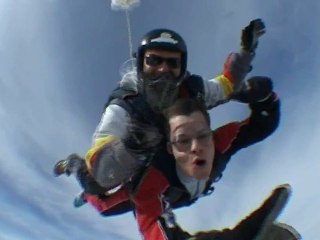 Vampiro de Lua Vermelha salta de paraquedas com a QuedaLivre